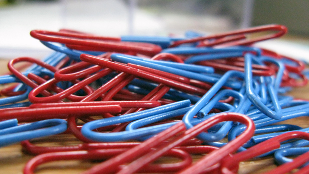 A pil of red and blue paperclips