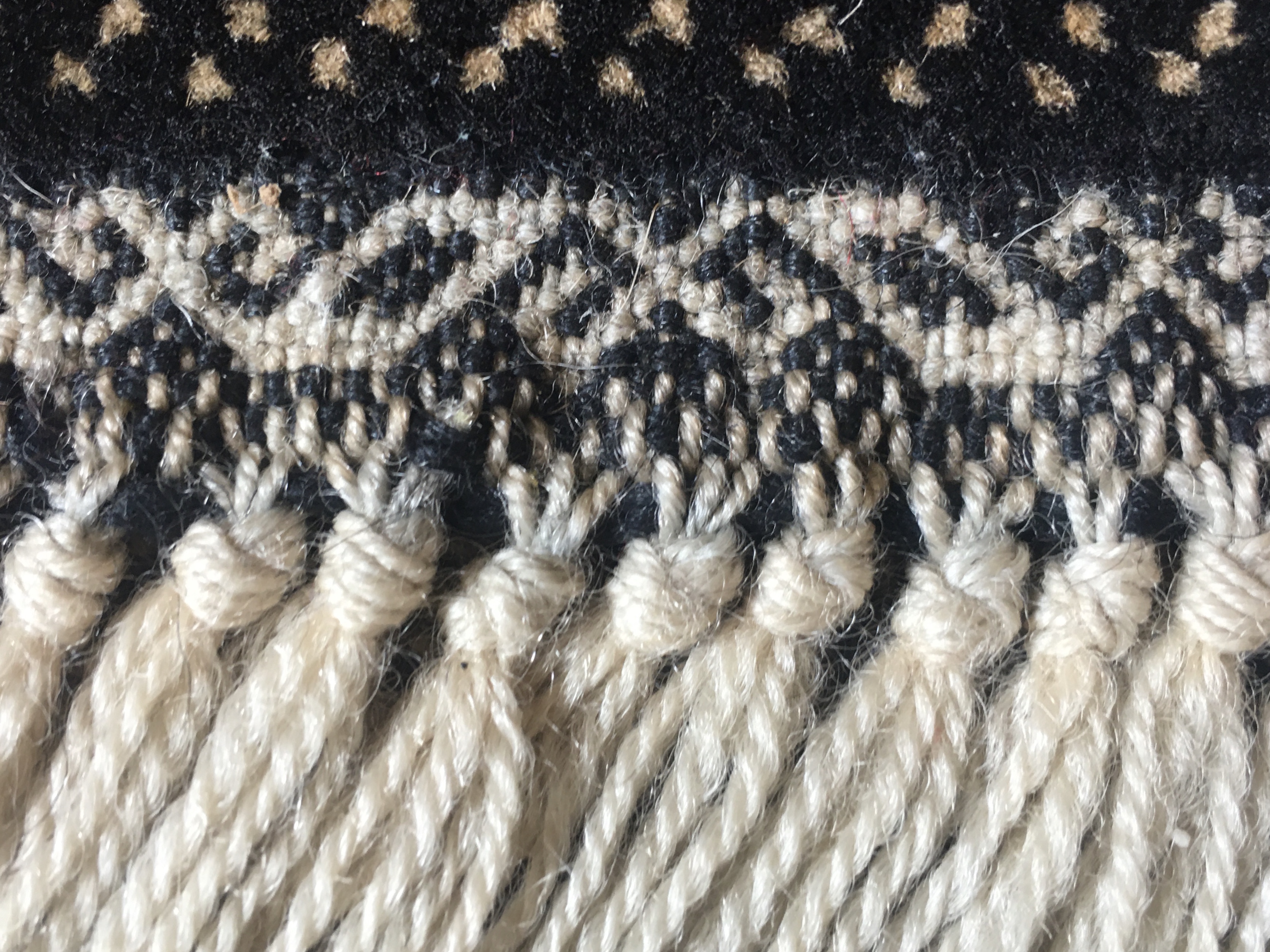 Detailing of patterns in the rug's woven edging